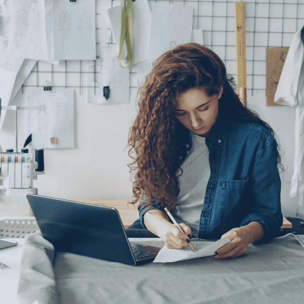 Femme dessinant sur tablette dans un atelier créatif